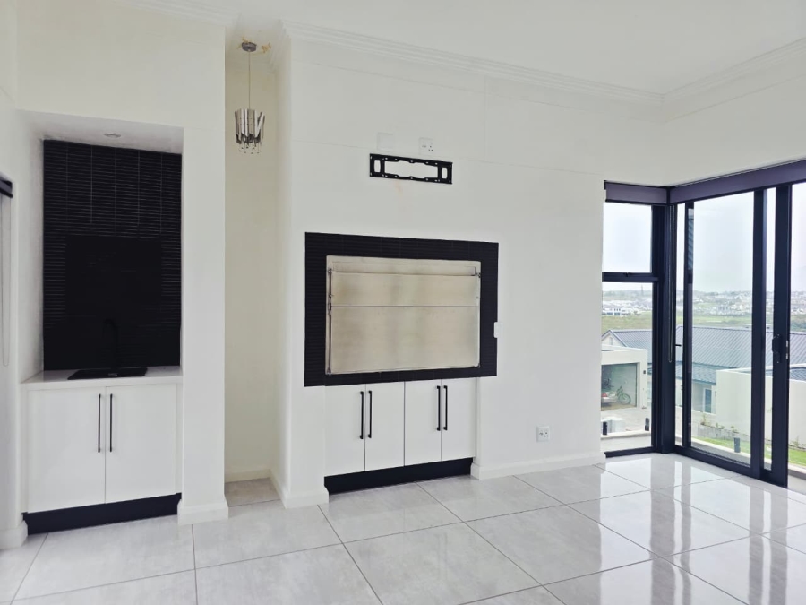 4 Bedroom Property for Sale in Kingswood Golf Estate Western Cape